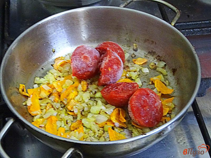 Фото приготовление рецепта: Томатный суп с вермишелью (Zupa pomidorowa) шаг №3