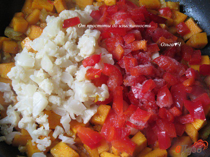 Фото приготовление рецепта: Овощное рагу из тыквы с горохом шаг №4