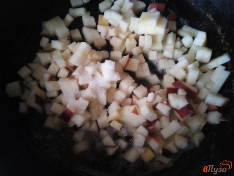 Фото приготовление рецепта: Печень говяжья в яблочном соусе шаг №4