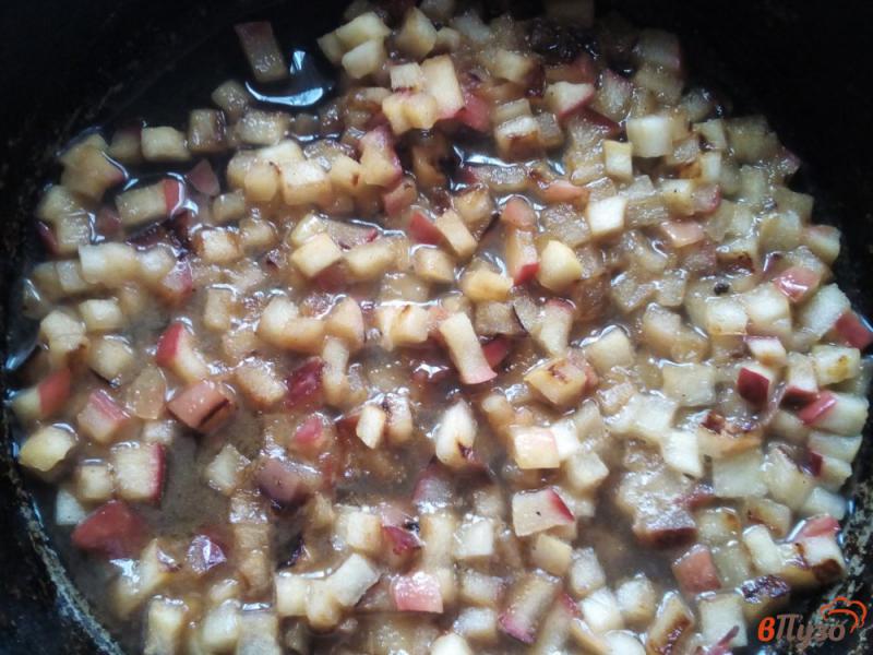 Фото приготовление рецепта: Печень говяжья в яблочном соусе шаг №5