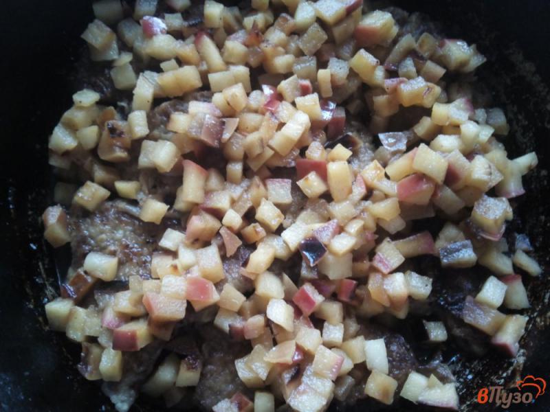 Фото приготовление рецепта: Печень говяжья в яблочном соусе шаг №8