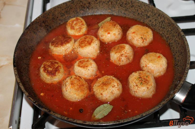 Фото приготовление рецепта: Тефтели из куриного мяса в томатном соусе шаг №7