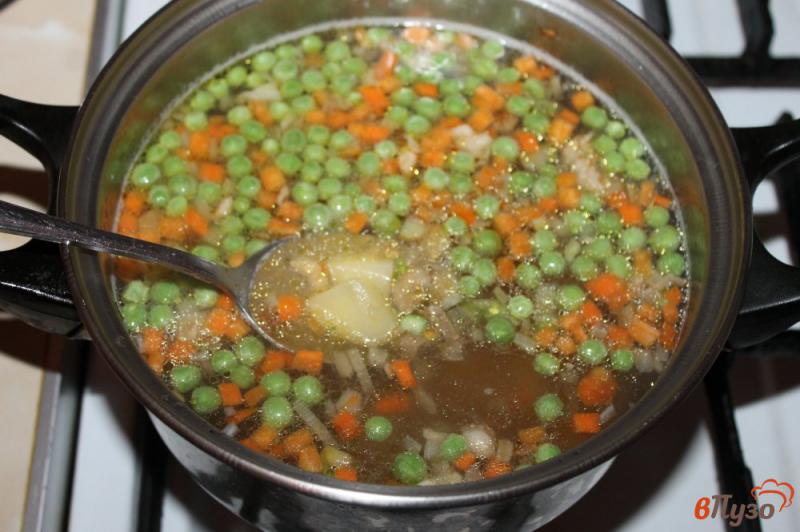 Фото приготовление рецепта: Суп со свининой и горошком шаг №5