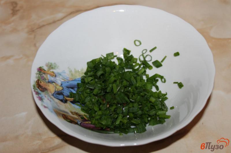 Фото приготовление рецепта: Салат из консервированной кукурузы с помидорами и сыром шаг №1