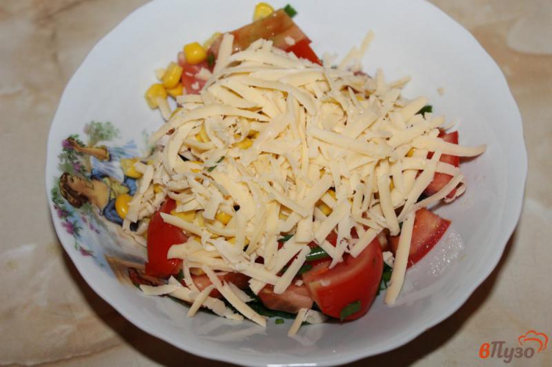 Фото приготовление рецепта: Салат из консервированной кукурузы с помидорами и сыром шаг №4