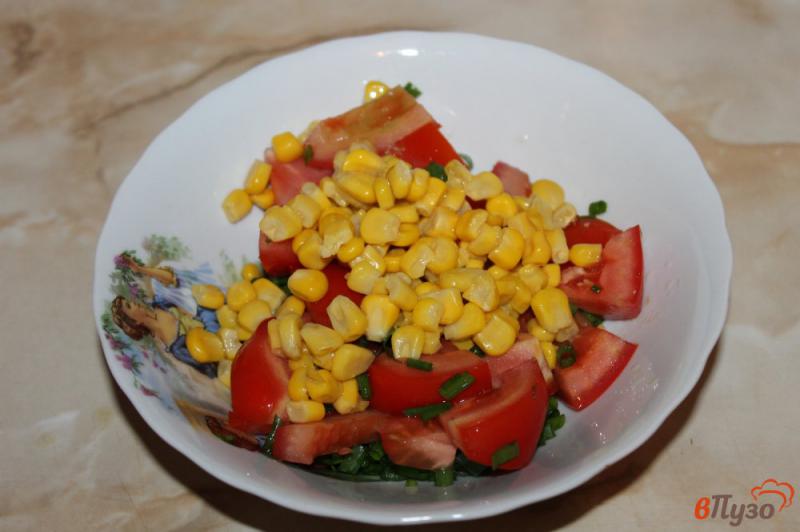 Фото приготовление рецепта: Салат из консервированной кукурузы с помидорами и сыром шаг №3