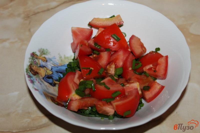 Фото приготовление рецепта: Салат из консервированной кукурузы с помидорами и сыром шаг №2