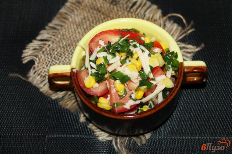 Фото приготовление рецепта: Салат из консервированной кукурузы с помидорами и сыром шаг №5