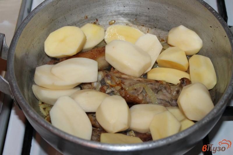 Фото приготовление рецепта: Курица тушеная с картофелем шаг №6