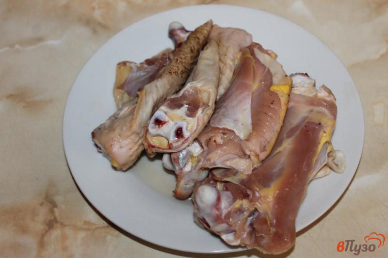 Фото приготовление рецепта: Курица тушеная с картофелем шаг №1