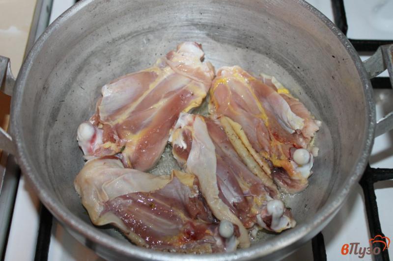 Фото приготовление рецепта: Курица тушеная с картофелем шаг №4