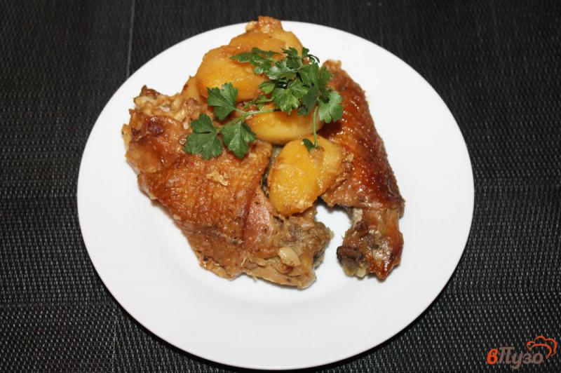 Фото приготовление рецепта: Курица тушеная с картофелем шаг №8