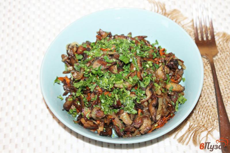 Фото приготовление рецепта: Жареная куриная печень с грибами и овощами шаг №6