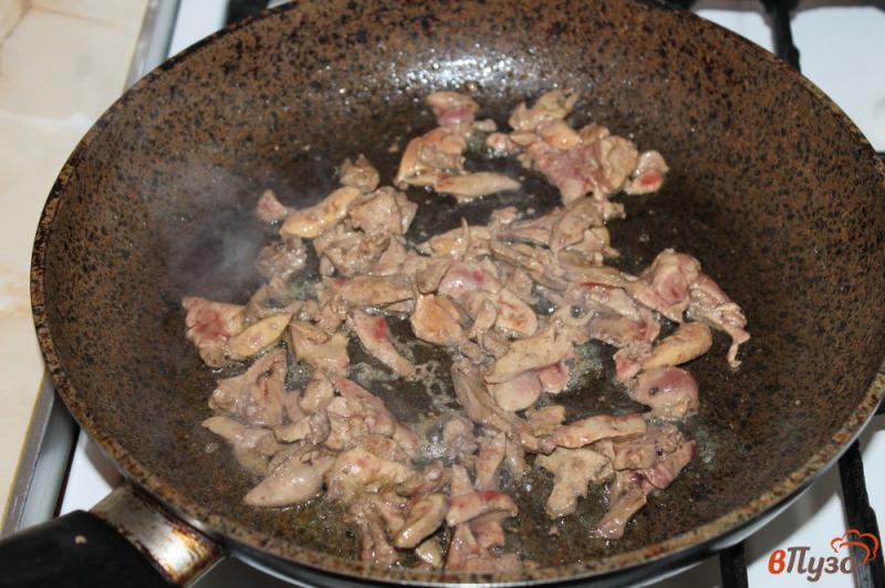 Фото приготовление рецепта: Жареная куриная печень с грибами и овощами шаг №4
