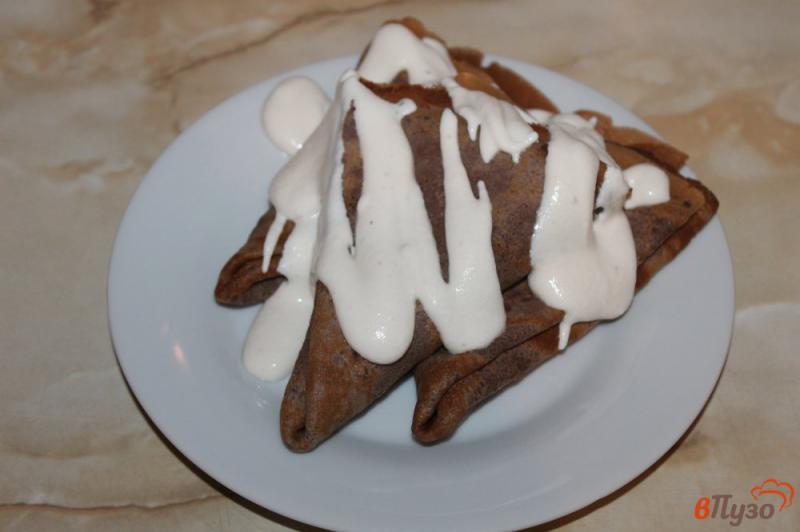 Фото приготовление рецепта: Блины с какао и творожно - банановым кремом шаг №6