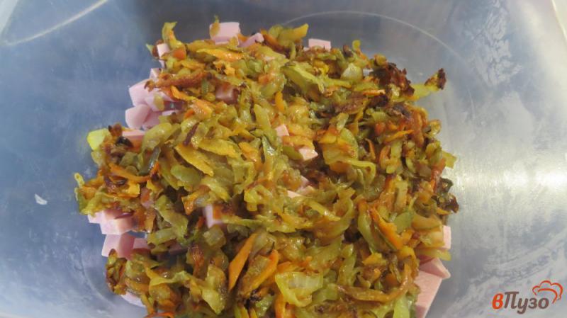 Фото приготовление рецепта: Салат с жаренными маринованными огурцами шаг №3