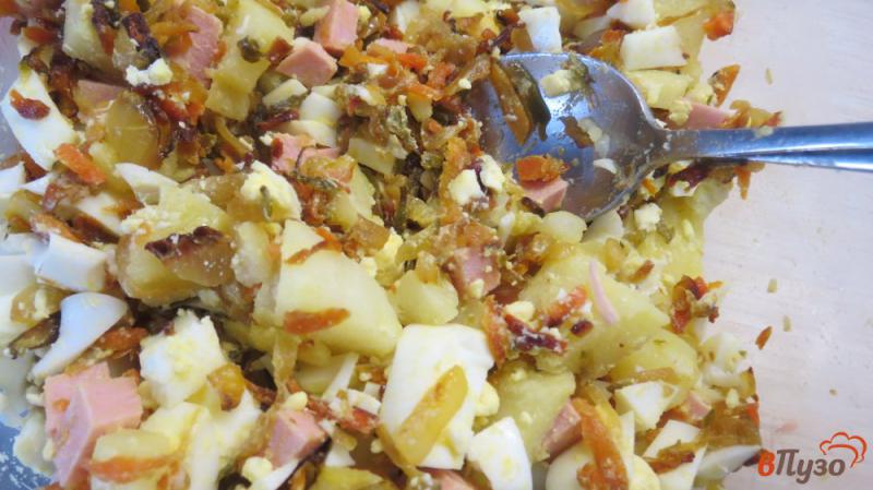 Фото приготовление рецепта: Салат с жаренными маринованными огурцами шаг №4