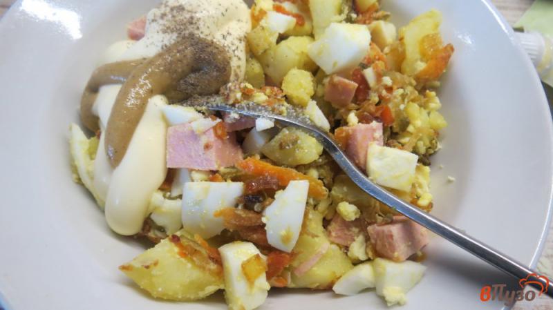 Фото приготовление рецепта: Салат с жаренными маринованными огурцами шаг №5
