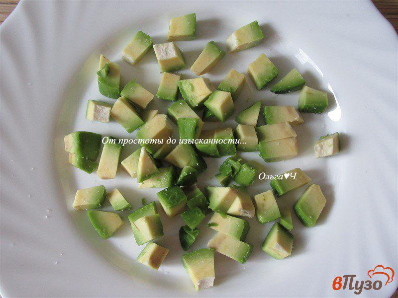 Фото приготовление рецепта: Салат из авокадо и дыни с семечками шаг №1