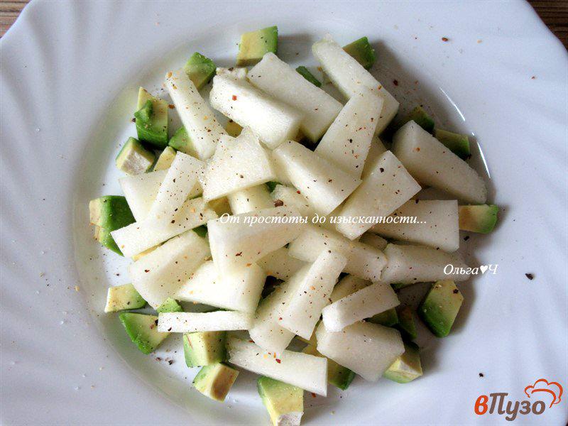 Фото приготовление рецепта: Салат из авокадо и дыни с семечками шаг №2