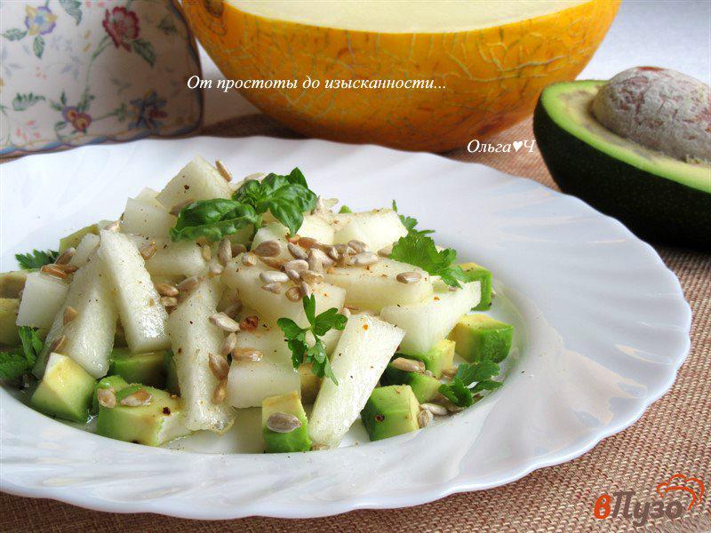 Фото приготовление рецепта: Салат из авокадо и дыни с семечками шаг №4