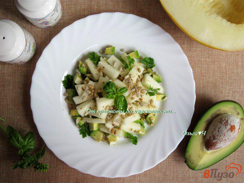 Фото приготовление рецепта: Салат из авокадо и дыни с семечками шаг №3