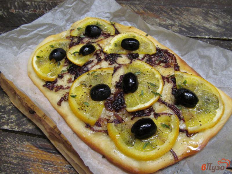 Фото приготовление рецепта: Пицца с апельсином и карамельным луком шаг №6