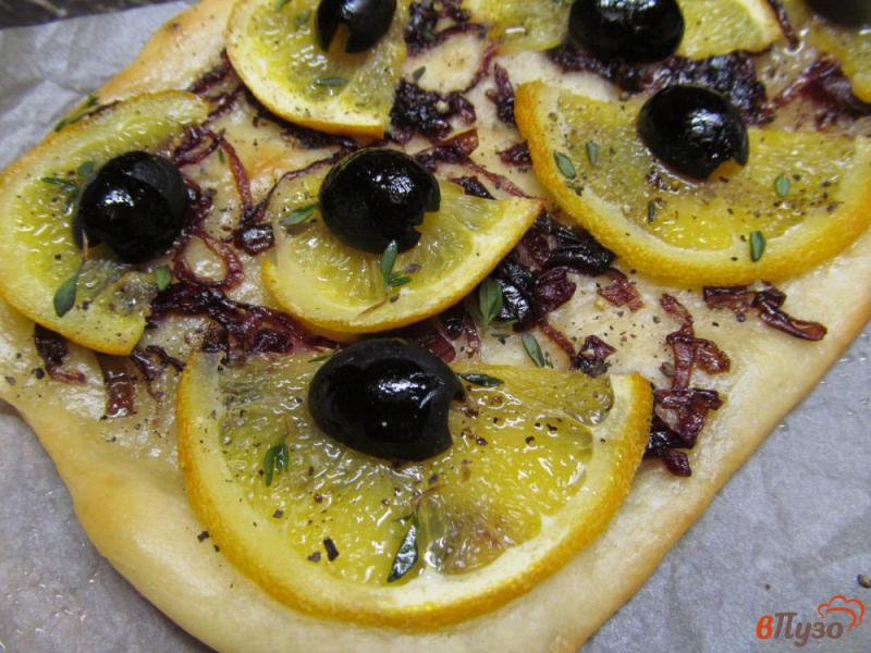 Фото приготовление рецепта: Пицца с апельсином и карамельным луком шаг №7