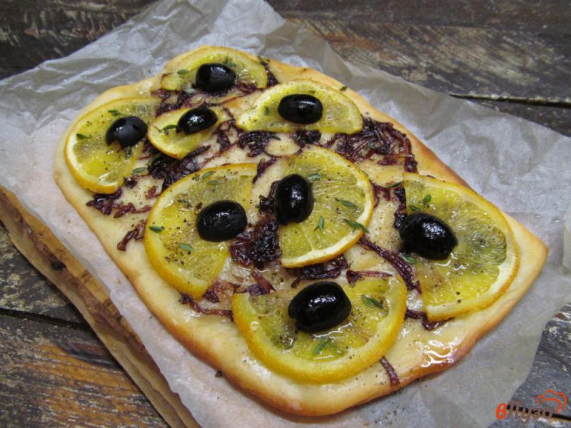 Фото приготовление рецепта: Пицца с апельсином и карамельным луком шаг №8