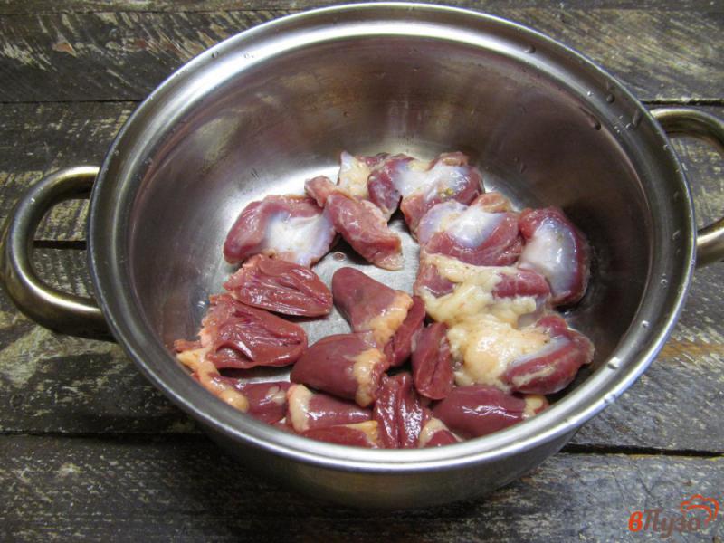 Фото приготовление рецепта: Капустный суп с чечевицей с куриным потрохами шаг №1