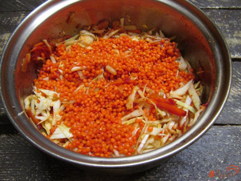 Фото приготовление рецепта: Капустный суп с чечевицей с куриным потрохами шаг №6