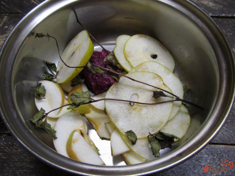 Фото приготовление рецепта: Фруктовый зеленый чай с малиной и имбирем шаг №3