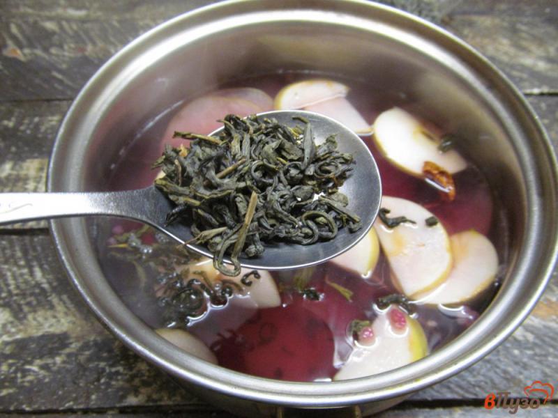 Фото приготовление рецепта: Фруктовый зеленый чай с малиной и имбирем шаг №5