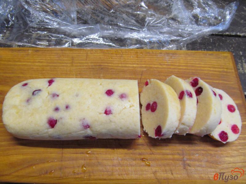 Фото приготовление рецепта: Печенье с клюквой на рисовой муке шаг №8