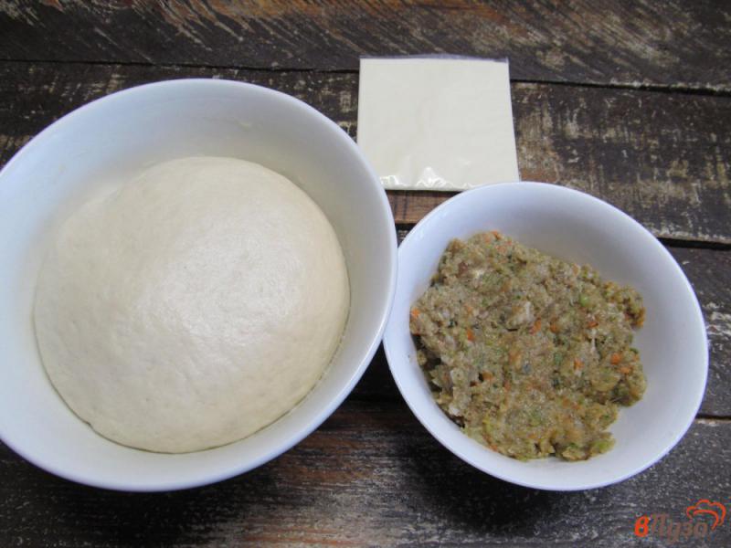 Фото приготовление рецепта: Лепешка из дрожжевого теста с мясным фаршем и сыром шаг №1