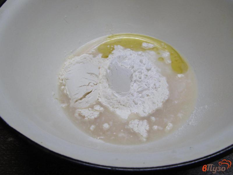 Фото приготовление рецепта: Лепешка из дрожжевого теста с мясным фаршем и сыром шаг №2