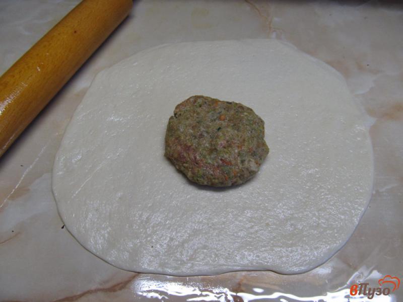 Фото приготовление рецепта: Лепешка из дрожжевого теста с мясным фаршем и сыром шаг №4