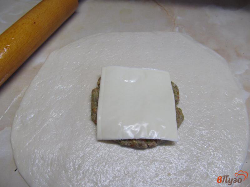 Фото приготовление рецепта: Лепешка из дрожжевого теста с мясным фаршем и сыром шаг №5