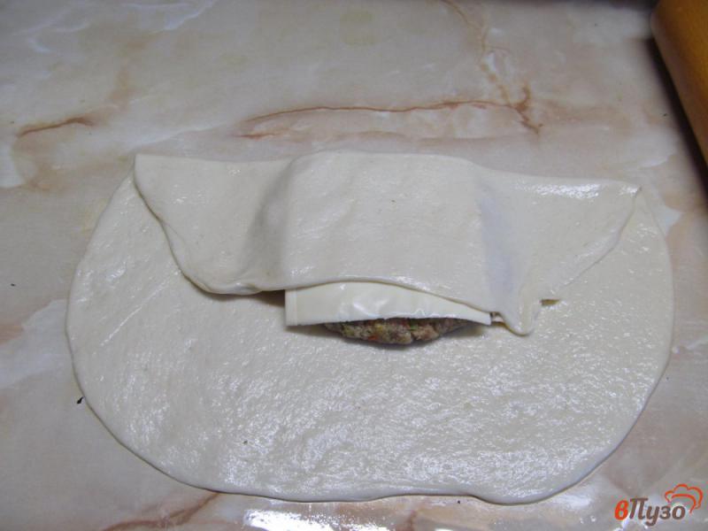 Фото приготовление рецепта: Лепешка из дрожжевого теста с мясным фаршем и сыром шаг №6