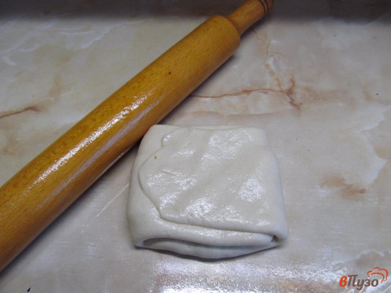 Фото приготовление рецепта: Лепешка из дрожжевого теста с мясным фаршем и сыром шаг №7