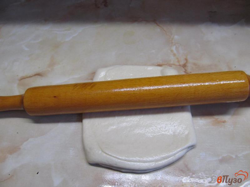 Фото приготовление рецепта: Лепешка из дрожжевого теста с мясным фаршем и сыром шаг №8