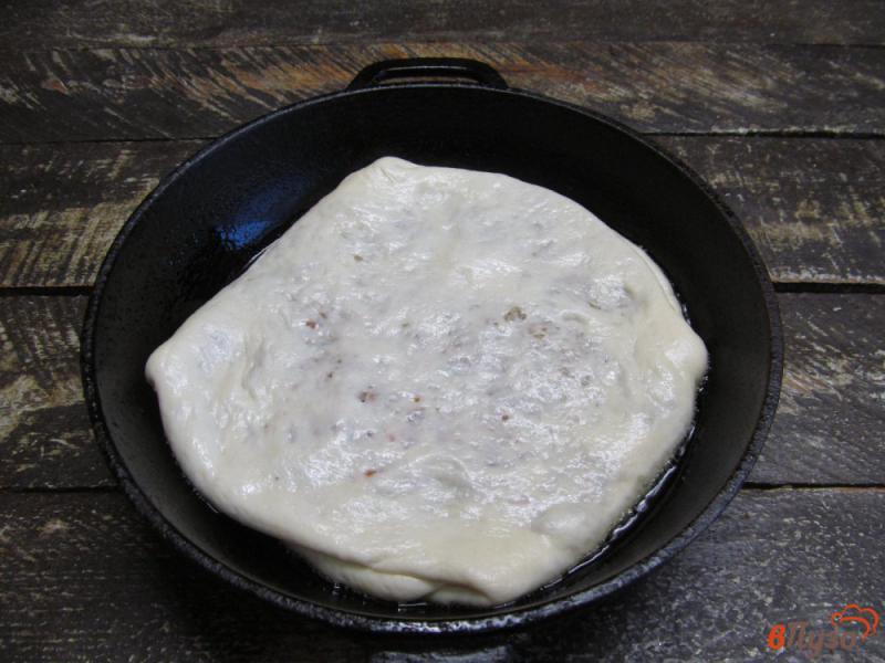 Фото приготовление рецепта: Лепешка из дрожжевого теста с мясным фаршем и сыром шаг №9