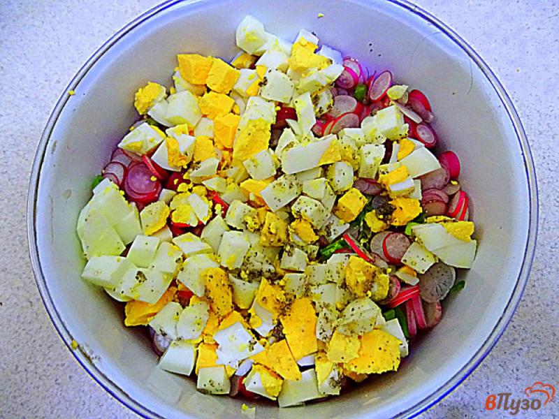 Фото приготовление рецепта: Салат из редиса и огурца шаг №5