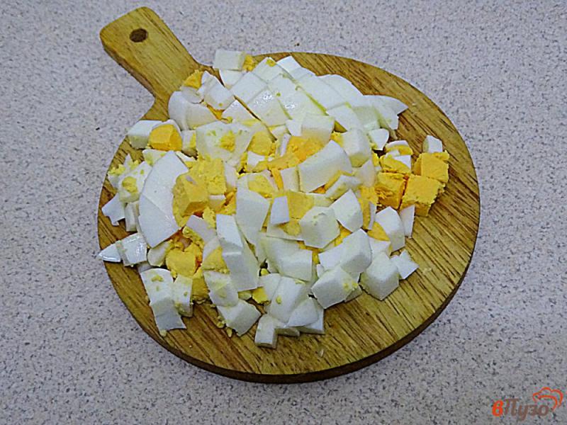 Фото приготовление рецепта: Салат из редиса и огурца шаг №4
