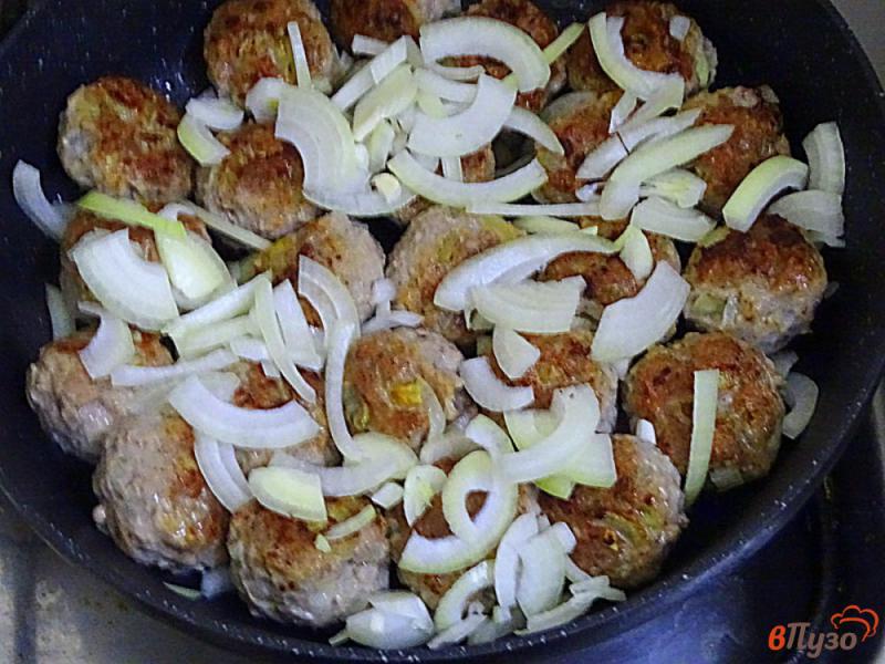 Фото приготовление рецепта: Фрикадельки в луково-чесночным соусом шаг №5