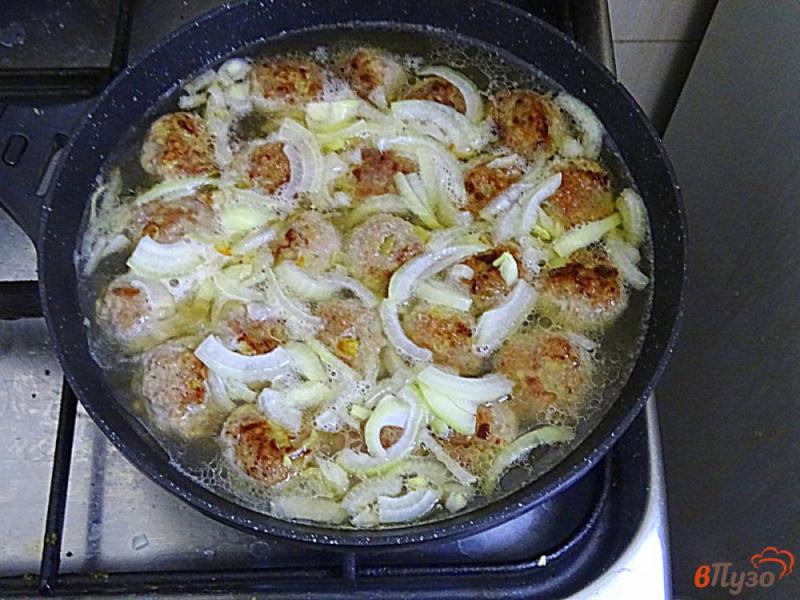 Фото приготовление рецепта: Фрикадельки в луково-чесночным соусом шаг №6