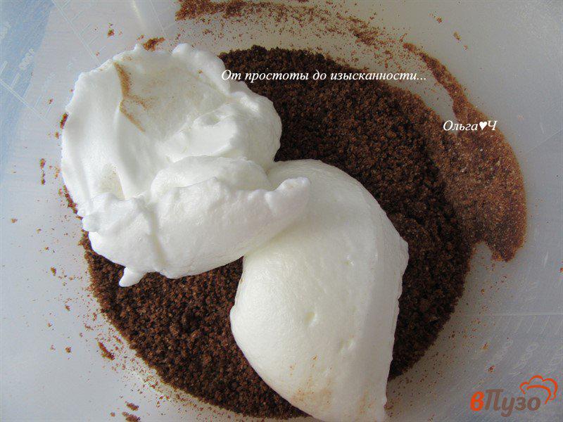 Фото приготовление рецепта: Творожно-шоколадный пирог с абрикосами шаг №2