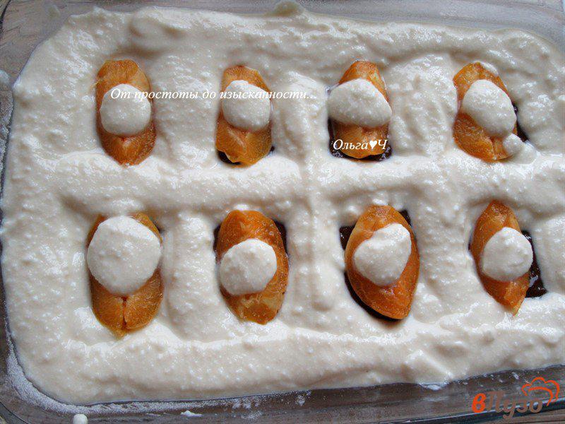 Фото приготовление рецепта: Творожно-шоколадный пирог с абрикосами шаг №6