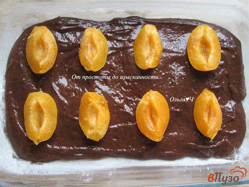 Фото приготовление рецепта: Творожно-шоколадный пирог с абрикосами шаг №4