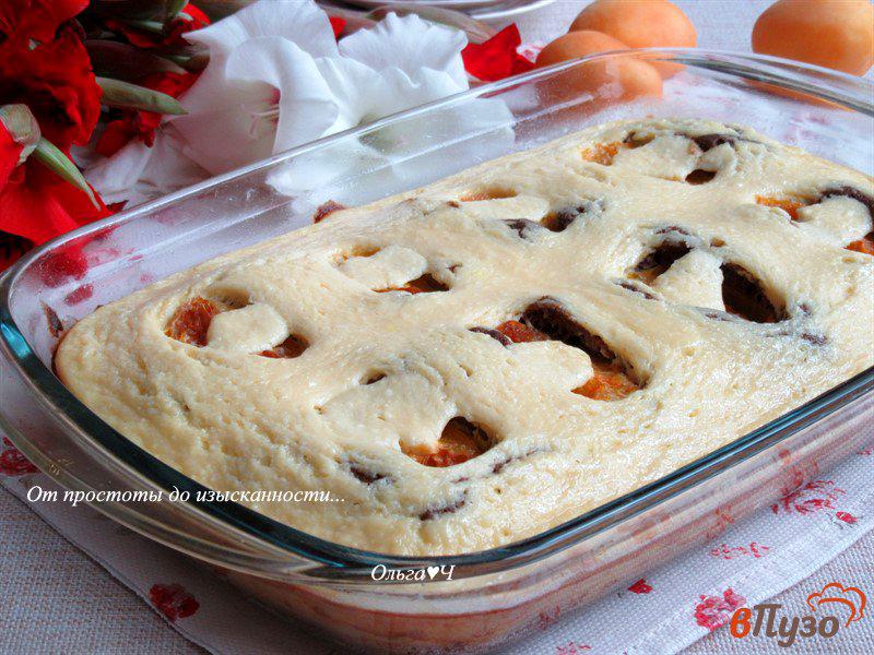 Фото приготовление рецепта: Творожно-шоколадный пирог с абрикосами шаг №7